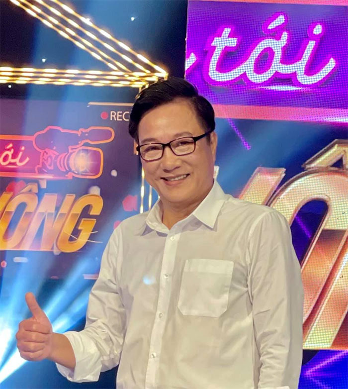 Trước đây, ngoài công việc nghệ thuật, Trọng Trinh còn kinh doanh, làm bất động sản. Hiện tại dù đã về hưu nhưng Trọng Trinh còn bận rộn với công việc phim ảnh, làm MC, giảng dạy lớp diễn viên truyền hình và làm trưởng ban giám khảo chấm thi người đẹp. (Ảnh: FBNV)