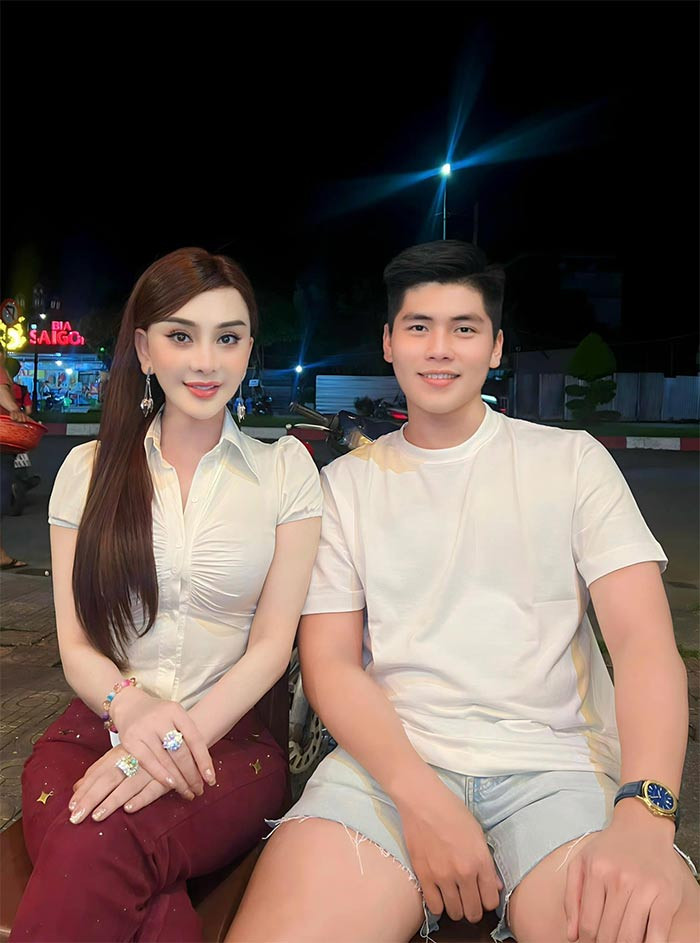 Kèm theo những bức ảnh chụp cùng trợ lý, Lâm Khánh Chi khiến người hâm mộ thêm nghi ngờ khi viết những dòng trạng thái như: "Người mang thanh xuân trở lại", "Đêm nay ai đưa em về"…