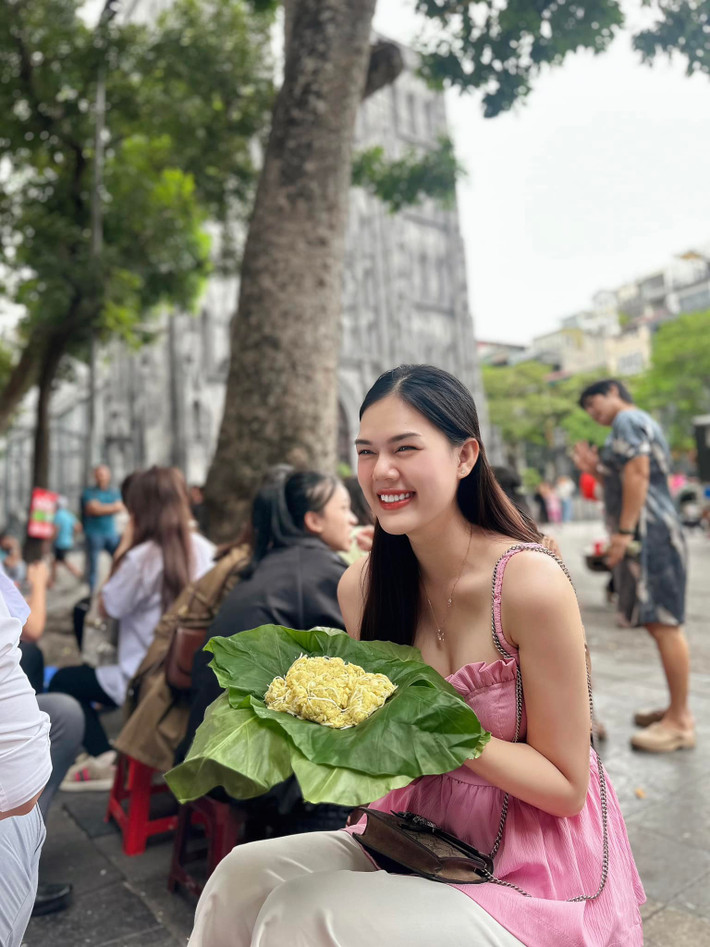 Lợi thế ngoại hình với làn da trắng, vóc dáng thon gọn, đôi chân dài miên man giúp Lê Ngọc Trinh tự tin khoe dáng với đa dạng phong cách.