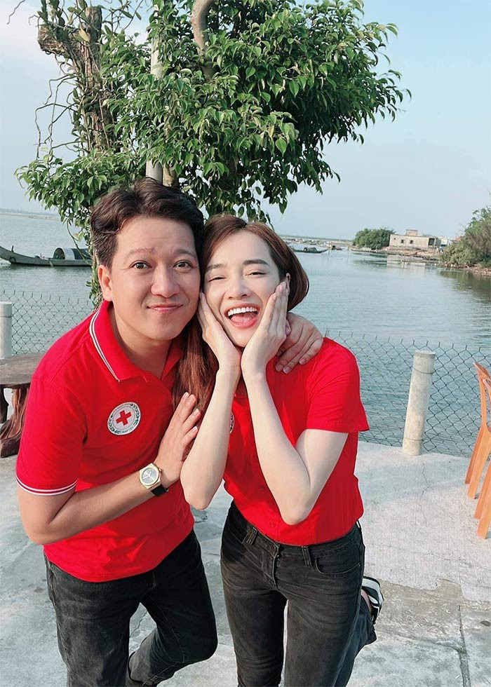 Sau khi kết hôn và sinh con, Nhã Phương và Trường Giang thường xuyên chia sẻ những khoảnh khắc hạnh phúc bên nhau.