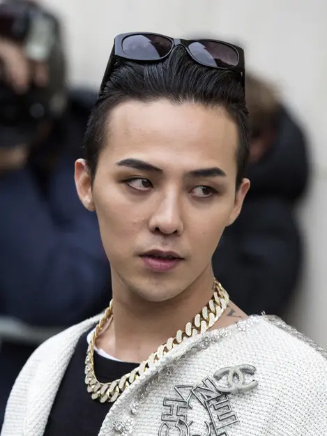 Scandal ma túy khiến cho các hoạt động quảng bá cùng Big Bang phải tạm dừng, nhưng may mắn không bị truy tố nên nam ca sĩ không mất các hợp đồng quảng cáo. Sau ồn ào anh xuất hiện trở lại trước công chúng tại MTV EMA 2011 cùng Big Bang. (Ảnh: Fimela)
