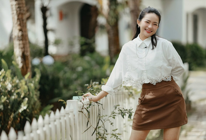 Diện chân váy ngắn trẻ trung kết hợp với sơ mi trắng điệu đà, bà xã của đại gia Đức An khoe eo thon cùng đôi chân dài đáng ghen tỵ.