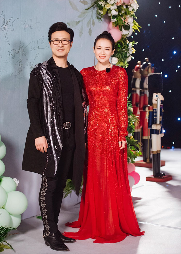 Năm 2015 Chương Tử Di bí mật kết hôn với nam ca sĩ, nhạc sĩ Uông Phong vào năm 2015. Cuộc hôn nhân này của cô cũng bị nhiều dị nghị bởi Uông Phong có tình trường phức tạp và nghiện cờ bạc. Tuy nhiên, cuộc hôn nhân này cũng chỉ kéo dài được 8 năm thì cả hai đường ai nấy đi. (Ảnh: Sina)