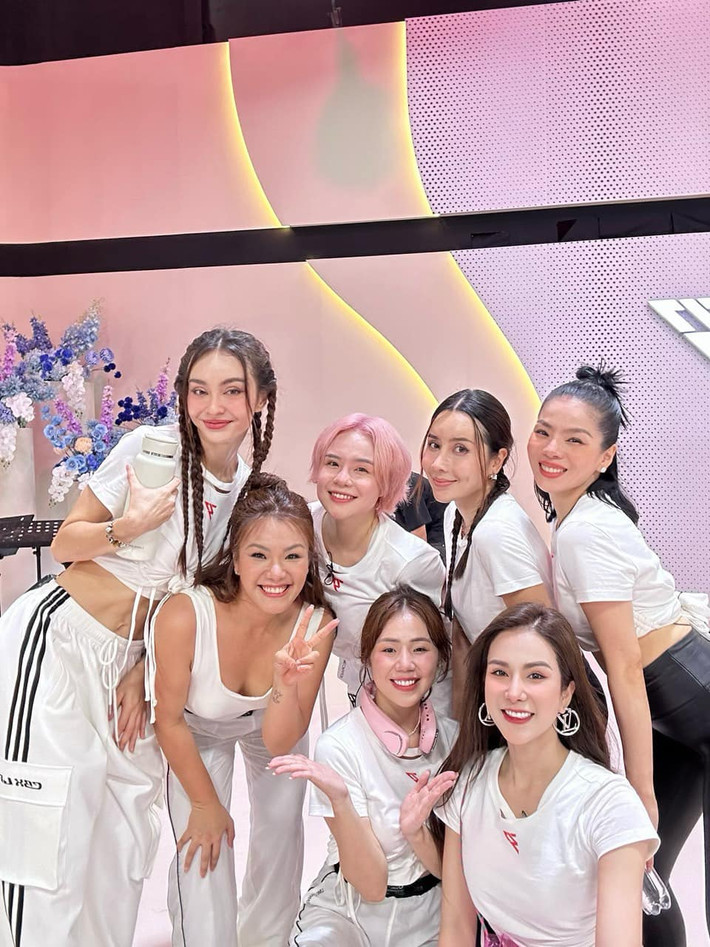 Từng được mệnh danh là "thánh nữ cover" khi sở hữu loạt clip cover "triệu view", Hương Ly gây chú ý khi thi "Chị đẹp đạp gió rẽ sóng" cùng 29 mỹ nhân khác của Vbiz.