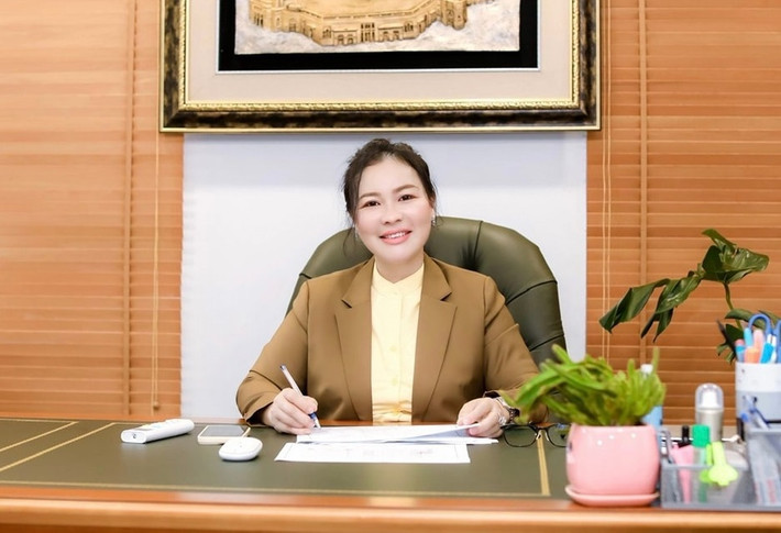Bên cạnh bức ảnh hạnh phúc bên các con, vợ Quý Bình còn "flex nhẹ" về bản thân: "Không có sự sắp xếp nhưng như bao lần, ngày được dành cho những người dân chọn sự nghiệp là một thương nhân kinh doanh các ngành được pháp luật cho phép trong đó có tôi. Vẫn là hôm nay, như rất nhiều năm của ngày 13/10 tôi vẫn đang ở TP biển đảo - TP Phú Quốc thiện lành, nơi cho tôi được tên gọi: Doanh nhân Nguyễn Ngọc Tiền. Xin cảm ơn tất cả những gì đã đang có và hành trình phía trước... Tôi tự nhắc bản thân, trong hành trình sống và làm việc, thương trường như chiến trường, nhưng tinh thần đạo đức doanh nghiệp luôn gìn giữ".