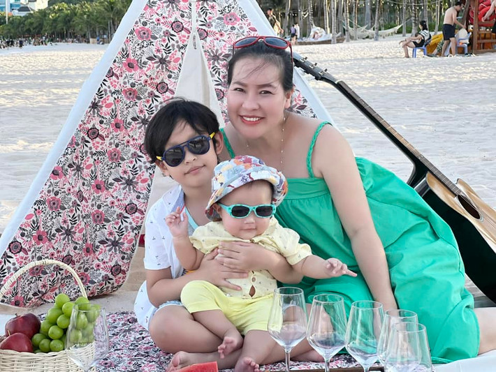 Mới đây, trên trang cá nhân, vợ Quý Bình - nữ doanh nhân Ngọc Tiền khoe ảnh nghỉ dưỡng cùng hai quý tử.