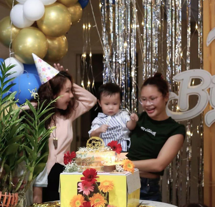 Trước khi kết hôn và sinh con trai cho ông xã diễn viên, nữ doanh nhân đã có hai người con riêng, một gái và một trai.