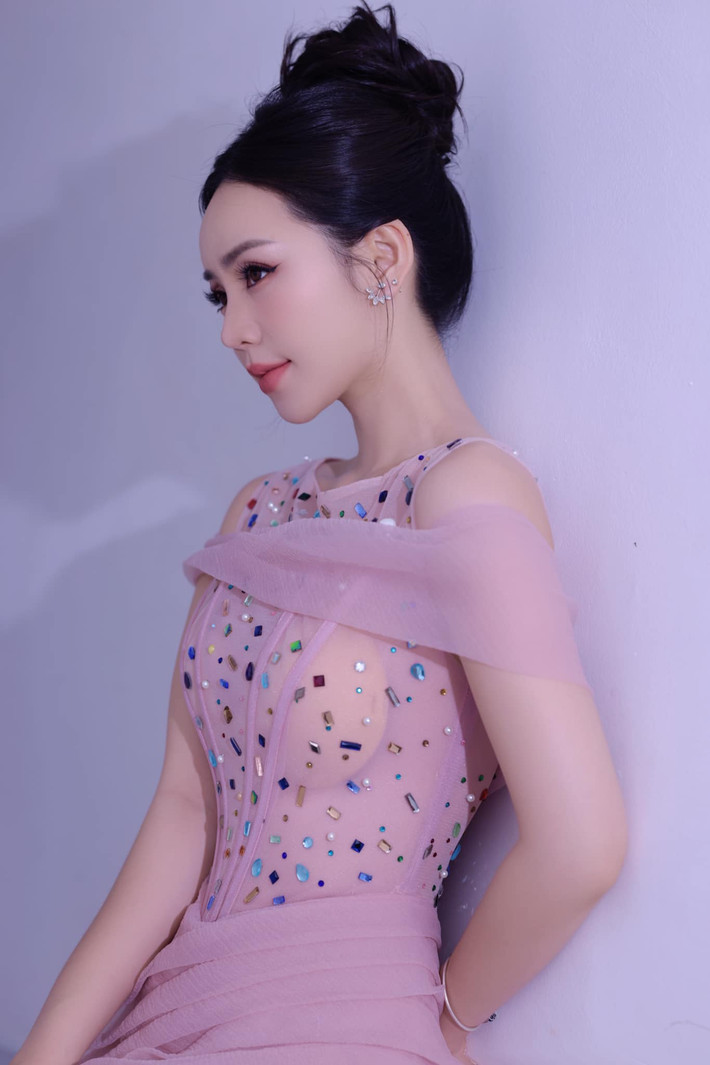 Trong bức ảnh cận cảnh, chiếc "phụ tùng" khác màu như "chọi" hoàn toàn với lớp váy mỏng màu tím phía ngoài. Tuy vậy, Quỳnh Kool vẫn rất thoải mái chia sẻ bức ảnh "lỗi" trang phục của mình.