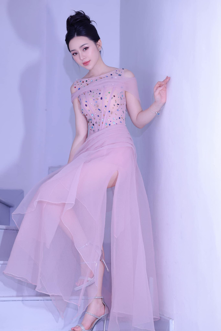 Chiếc đầm với chân váy xẻ đùi cao làm tôn lên đôi chân nuột nà của của cô giáo Nguyệt "Chúng ta của 8 năm sau".