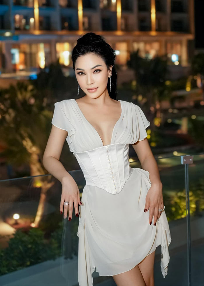 Thế nên, người đẹp 34 tuổi luôn chọn trang phục sao cho giấu được vòng eo kém thon.