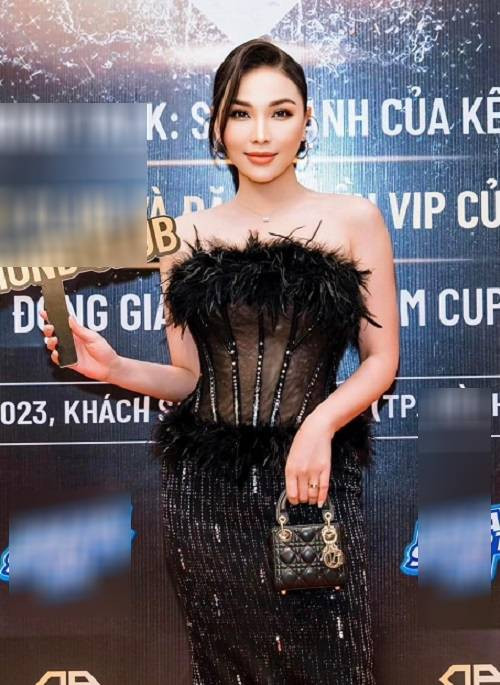 Xuất hiện trong một sự kiện mới đây, mặc dù đã mặc váy đen nhưng người mẫu Quỳnh Thư vẫn gây chú ý vì vòng hai to bất thường và tăng cân hơn trước.