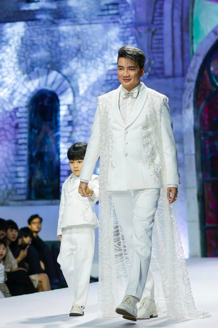 Sau hơn một năm công khai con trai ruột là bé Polo Huỳnh, cuộc sống của hai cha con Đàm Vĩnh Hưng nhận được nhiều sự quan tâm của người hâm mộ. Gần đây, con trai 4 tuổi của nam ca sĩ được khen chuẩn "hot boy nhí" khi xuất hiện cùng bố trên sàn diễn thời trang.
