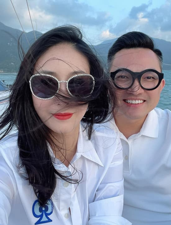 Sau khi ly hôn, Linh Nga bị tố là người thứ ba khiến cuộc hôn nhân của một nữ MC và nam doanh nhân Tuấn Moon tan vỡ. Trước lùm xùm tình cảm, Linh Nga giữ im lặng. Vài năm sau khi Tuấn Moon đã ly hôn nữ MC, Linh Nga và anh này thường xuyên cùng nhau xuất hiện tại các sự kiện. (Ảnh: ngoisao.vn)