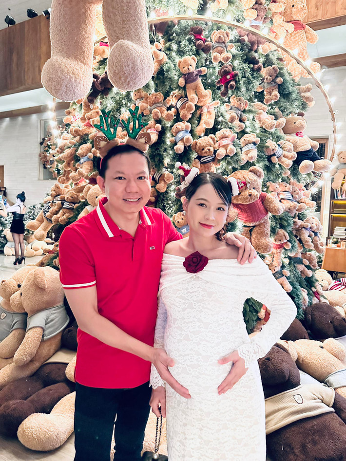 Trên trang cá nhân của mình, bác sĩ Cao Hữu Thịnh đăng ảnh check-in Giáng sinh cùng diễn viên Sam kèm dòng chia sẻ: "Tranh thủ dẫn bầu đi ăn Noel, bụng bự sắp đi hết nổi, qua Tết là chuẩn bị lót ổ nằm rồi!".