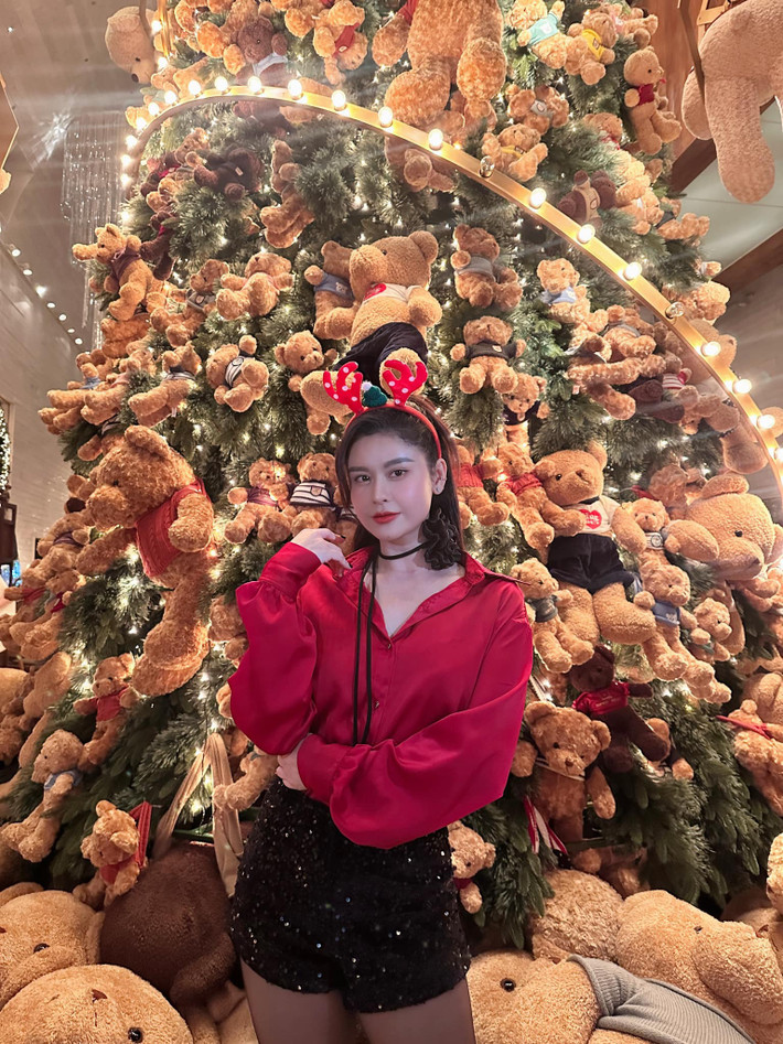 Trương Quỳnh Anh tranh thủ check-in, khoe dáng bên cây thông Noel.