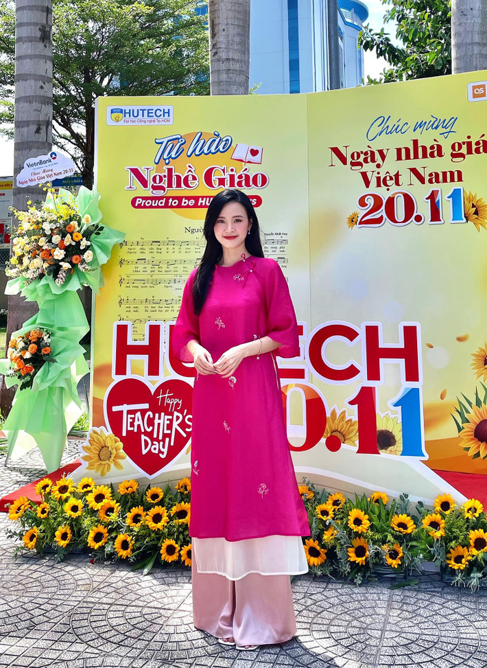 Mới đây, trên trang cá nhân của mình, cô giáo Midu chia sẻ những khoảnh khắc chụp ảnh kỷ niệm tại Đại học Công nghệ TP HCM - nơi cô tham gia giảng dạy nhân ngày Nhà giáo Việt Nam 20/11.