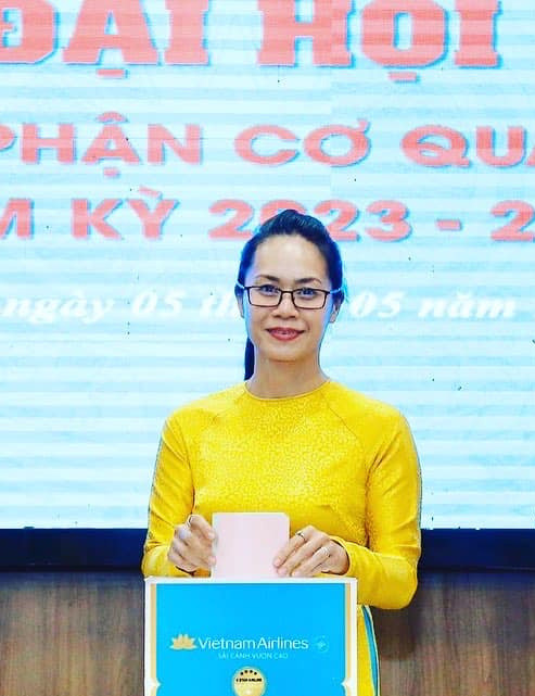 Thành viên còn lại của nhóm, Minh Anh bỏ nghề hát và công tác tại Tổng công ty Hàng không Việt Nam. Cô lập gia đình năm 26 tuổi và có hai con trai. Hiện ngoài công việc chính, Minh Anh còn làm chủ một quán cà phê. (Ảnh: FBNV)