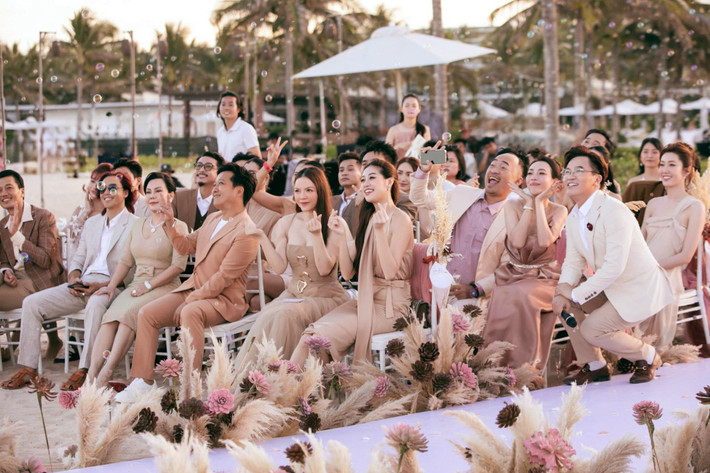 Hòa chung niềm vui trong ngày cưới của Puka - Gin Tuấn Kiệt, Lý Nhã Lỳ chia sẻ khoảnh khắc đến tham dự đám cưới để chúc phúc cho hai người em thân thiết.