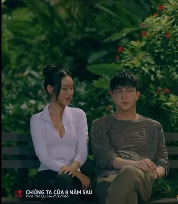 Phim "Chúng ta của 8 năm sau" thêm kịch tính khi có sự xuất hiện của Anh Thu (Cù Thị Trà) - cô hàng xóm và cũng là tình cũ của Tùng (phiên bản trưởng thành do B Trần thủ vai).