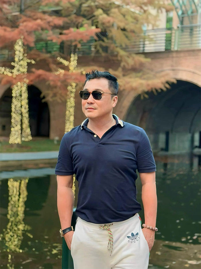 Nhờ chăm chỉ tập luyện thể thao, giữ vóc dáng nên nhìn vẻ ngoài của Lý Hùng vẫn trẻ trung, phong độ như thanh niên.