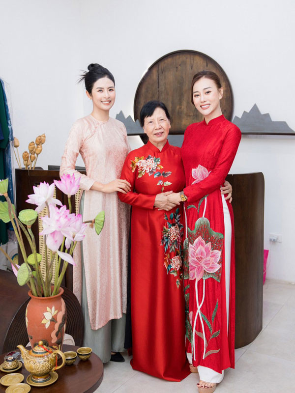 Không những chồng mà mẹ chồng của Phương Oanh - bà Hòa, cũng hết lời khen tài nấu ăn của con dâu. Trong lần đi thử áo dài ăn hỏi, bà nói: "Trước bác mặc áo dài cũng đẹp lắm, mà tại cái Oanh nó toàn nấu, gửi đồ ăn sang cho bác, mà nó nấu ngon quá, nên giờ bác hơi phì ra một tý...". (Ảnh: Vietnamnet)