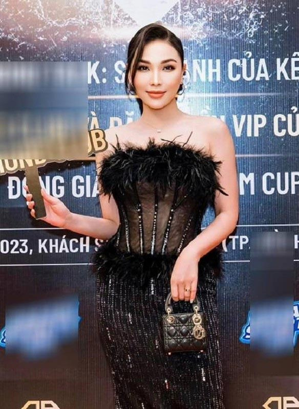 Xuất hiện trong một sự kiện mới đây, mặc dù đã mặc váy đen nhưng người mẫu Quỳnh Thư vẫn gây chú ý vì vòng hai to bất thường và tăng cân hơn trước.