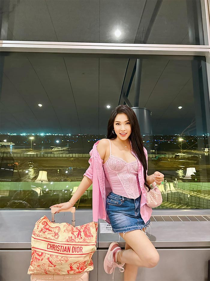 Quỳnh Thư từng là "gà cưng" một thời của Vũ Khắc Tiệp và là người mẫu đắt giá tại các show diễn thời trang. Cô cũng là bạn thân của "nữ hoàng nội y" Ngọc Trinh.
