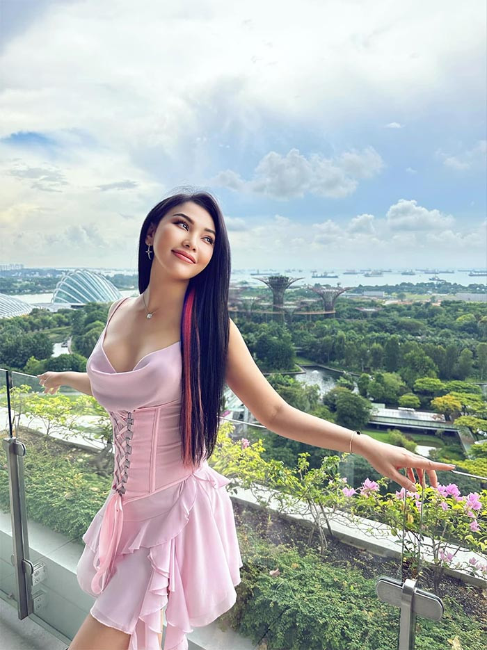 Người đẹp sinh năm 1989 không sở hữu chiều cao lý tưởng nhưng lại gây ấn tượng với vóc dáng tròn đầy, gợi cảm.