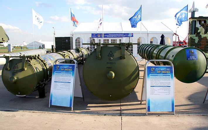 S-400 được trang bị cả kho đạn dược tha hồ dùng để đối phó với mọi loại mục tiêu từ UAV cỡ nhỏ tới tên lửa đạn đạo tầm gần - tầm trung tối tân nhất. Nguồn ảnh: Wikipedia