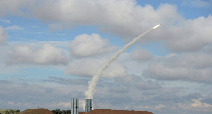 Theo nhà sản xuất, 1 tiểu đoàn S-400 có thể theo dõi 300 mục tiêu ở phạm vi 600 km. Một lữ đoàn tác chiến (gồm 6 tiểu đoàn hợp thành) có thể khóa 36 mục tiêu và điều khiển đồng thời 72 tên lửa tấn công 36 mục tiêu này. Năm 2015, nhà sản xuất tuyên bố tính năng của S-400 đã được tăng cường, một lữ đoàn tác chiến lớn (gồm 6 tiểu đoàn hợp thành) có thể khóa 80 mục tiêu và điều khiển đồng thời 160 tên lửa tấn công 80 mục tiêu này. Nguồn ảnh: Wikipedia