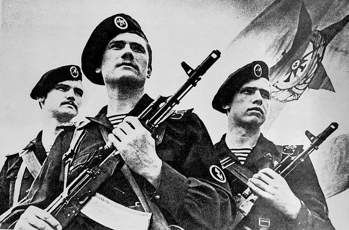AK-74 là súng trường tiến công cải tiến ra đời vào đầu những năm 1970 nhằm thay thế mẫu AKM. Đây cũng là khẩu súng tiểu liên họ AK đầu tiên của Liên Xô cũ sử dụng cỡ đạn 5,45x39m thay cho cỡ 7,62x39mm. Nguồn ảnh: Wikipedia