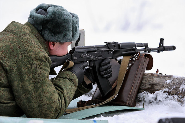 Thỏa thuận cấp phép cho Azerbaijan sản xuất súng trường AK-74M được ký kết vào tháng 10/2010 giữa Bộ Quốc phòng Azerbaijan với Tập đoàn Rosoboronexport. Nhà thầu từ phía Nga là Izhmash (nay là Công ty Cổ phần Kalashnikov) cung cấp hầu hết các bộ phận từ Nga, Azerbaijan hầu như chỉ láp ráp lại với mức nội địa hóa tương đối thấp. Nguồn ảnh: Wikipedia