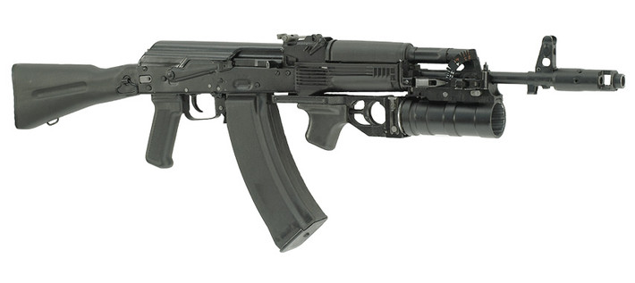 Về cơ bản, so với AK-74, AK-74M được cải tiến ở một số chi tiết, củng cố bộ phận giảm giật, ngăn bụi và đặc biệt là sử dụng chất liệu plastic và sợi các-bon thay thế cho chất liệu gỗ và kim loại để làm súng bền hơn. Nguồn ảnh: Wikipedia