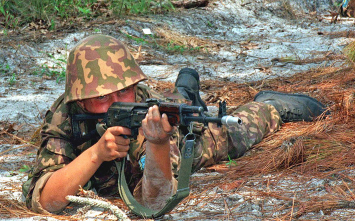Mặc dù tổng số lượng AK-74 sản xuất tới nay chỉ hơn 5 triệu khẩu, nhưng đó cũng là thành công lớn trong làng súng trường tiến công thế giới hiện đại. Còn dĩ nhiên nếu đem so với "tượng đài" AK-47 thì hầu hết các khẩu súng khắp thế gian đều chào thua. Nguồn ảnh: Wikipedia