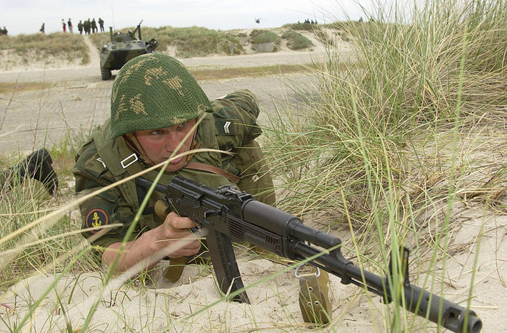 Theo giới phân tích, so sánh với tượng đài AK-47, AK-74 hay AK-74M dùng đạn cỡ nhỏ nên xạ thủ có thể mang được lượng đạn gấp 1,5 lần. Vì vậy, thời gian duy trì hỏa lực nhanh và mạnh hơn AK-47. Cũng do súng nhẹ nên binh sĩ sử dụng súng này dễ mang vác, xoay trở, cơ động hơn trên chiến trường hơn. Nguồn ảnh: Wikipedia
