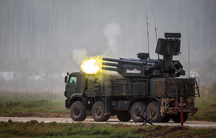 Cấu hình một hệ thống Pantsir-S gồm hai khẩu pháo tự động 2A38M 30mm và 12 đạn tên lửa phòng không 57E6. Trong đó, hai khẩu 2A38 đạt tốc độ bắn tổng 5.000 phát/phút, tầm bắn từ 200m tới 4km, độ cao từ 0m tới 3km. Nguồn ảnh: Wikipedia