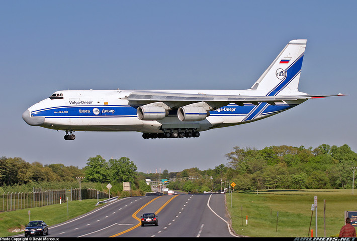 Hiện nay Nga là quốc gia duy nhất sử dụng An-124 trong vận tải quân sự (8-10 chiếc), trong khi 26 chiếc còn lại chủ yếu nằm trong đội bay chở hàng thương mại như: Volga-Dnepr (12 chiếc, Nga); Antonov Airliners (7 chiếc, Ukraine); Maximus Air Cargo (1 chiếc, UAE) và Libya Air Cargo (2 chiếc). Nguồn ảnh: Airliners.net