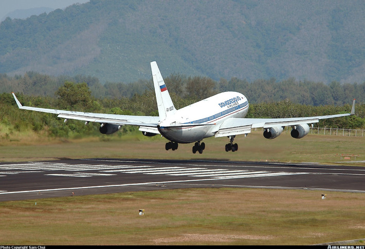 Dẫu vậy, dù cho tải trọng có kém hơn An-124 thì Il-96-500T khả năng cao sẽ "đẩy được" An-124 về vườn sớm nhờ ưu điểm lớn về mặt sản xuất, nâng cấp và công nghệ trên nó rõ ràng "ăn đứt" loại máy bay chế tạo thời Liên Xô. Nguồn ảnh: Airliners.net