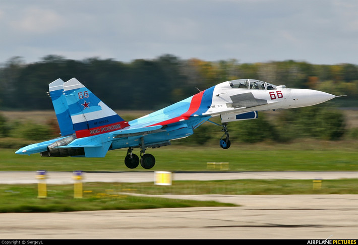 Su-30K vẫn sẽ sử dụng động cơ turbofan AL-31F cho phép đạt tốc độ tối đa 2.120km/h, tầm bay 3.000km, trần bay 17.300m, vận tốc leo cao 230m/s. Nguồn ảnh: Airliners.net