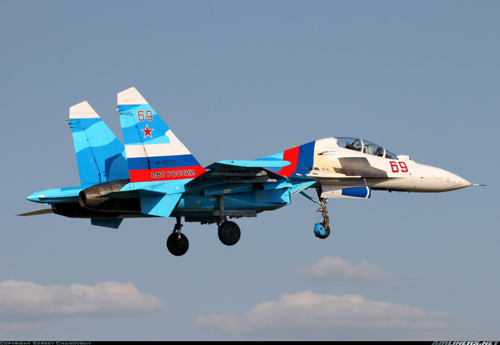 Tuy vậy, sau nâng cấp thì sức mạnh của lô Su-30K được cho là gần tiệm cận với phiên bản Su-30SM. Chúng được trang bị 12 điểm treo vũ khí hàng không và có thể sử dụng tên lửa chống hạm Kh-31A, tên lửa chống radar Kh-31P và tên lửa không đối không ngoài tầm nhìn RVV-AE. Nguồn ảnh: Airliners.net