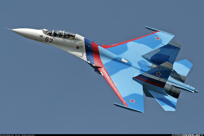 Đáng chú ý, để chống lại vũ khí chính xác cao, mỗi máy bay Su-30K trang bị cho Angola được tích hợp hệ thống ây nhiễu vệ tinh do nhà máy 558 phát triển. Trạm này hoạt động trong dải tần 8-12GHz. Nguồn ảnh: Airliners.net