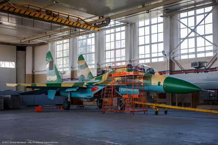 Những chiếc Su-30K này vốn được Nhà máy hàng không Irkutsk sản xuất cho Ấn Độ dựa theo chương trình Su-30MKI, chúng được chuyển giao cho New Delhi trong giai đoạn 1997-1999. Đến năm 2005, Ấn Độ đã trả lại 18 chiếc Su-30K cho Irkutsk để đổi lấy 18 chiếc Su-30MKI mới tinh được sản xuất trong năm 2007. Nguồn ảnh: Dmitriy Berdasov