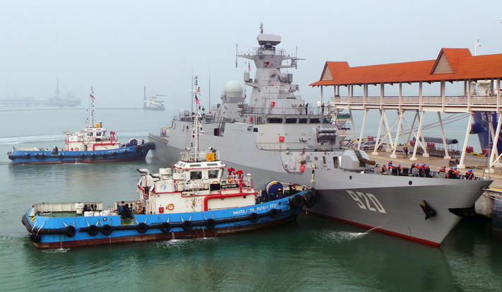 Dù là tàu chiến công nghệ Trung Quốc, nhưng nhìn tổng quan bên ngoài, C28A trông rất đẹp, đáp ứng chuẩn yêu cầu tàng hình với kiểu dáng góc cạnh, trơn tru. Theo nhà sản xuất, hệ thống ống xả động cơ diesel bố trí rất khéo léo giảm tín hiệu hồng ngoại. Nguồn ảnh: Malaysian Defence