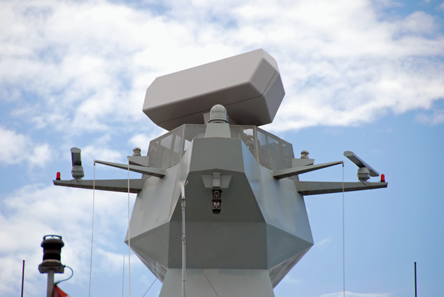 Về radar, Algeria cũng chủ yếu dùng hệ thống radar của Trung Quốc, tuy nhiên radar thám sát chính lại trang bị kiểu SMART-S Mk2 của Hà Lan Loại radar có tầm trinh sát từ 150-250km, có thể bám bắt máy bay tàng hình. Nguồn ảnh: Wikipedia
