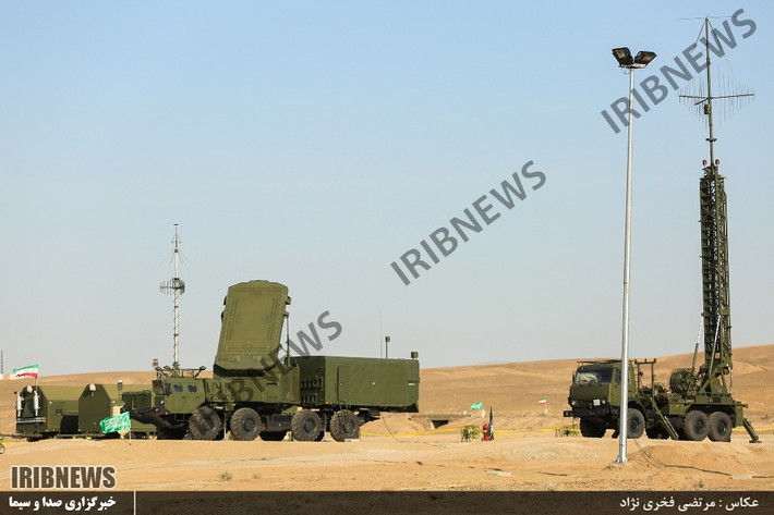 Các hình ảnh cho thấy một khẩu đội tên lửa S-300PMU2 của Iran bao gồm một đài nhìn vòng bắt mọi độ cao 96L6E, đài điều khiển 30N6E2 và 4 xe phóng tự hành 5P85TE2. Ngoài ra, có thể Iran còn mua hai radar quản lý tác chiến 64N6E2 và anten di động FL-95. Nguồn ảnh: IRIBNEWS