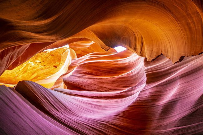 Antelope Canyon ở cực Bắc Arizona, là một hẻm núi khe với một hệ tầng được tạo ra do lũ quét thường xuyên, làm xói mòn đá. Antelope cao, hẹp và rất nhẵn do hàng thế kỷ xói mòn. Nguồn: Ivan/Getty Image.