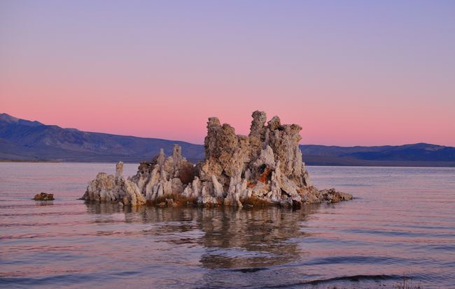 Hồ Mono (California), là một hồ sa mạc cổ ở phía đông California có nồng độ muối cao. Ở đây có những ngọn tháp đá được hình thành từ quá trình nước hồ kiềm tiếp xúc với nước suối ngọt. Hơn 80 loài chim di cư trú ẩn ở đây. Nguồn: Sandy L. Kirkner/Getty.