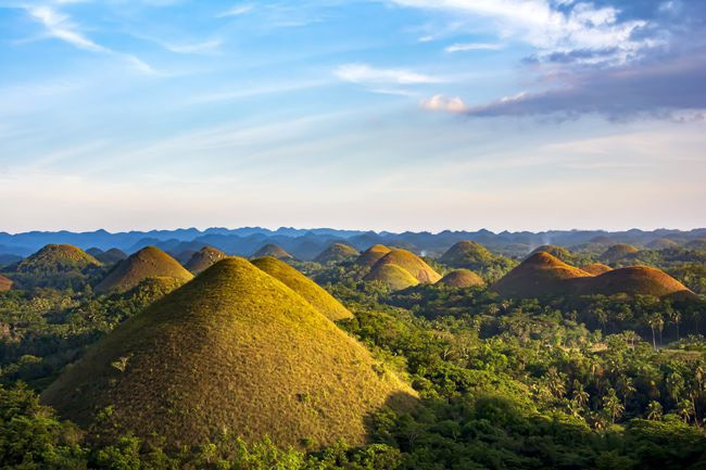 The Chocolate Hills (Philippines), hay còn gọi là những ngọn đồi sô cô la. Có khoảng 1.776 ngọn đồi, trải dài khoảng 322 km. Các ngọn đồi đều có hình nón. Sự hình thành của chúng được cho là do các trầm tích san hô bị ép lên trên do nước mưa và sự xói mòn, trở thành một trong những địa điểm thu hút khách du lịch. Nguồn: Kriangkrai Thitimakorn/Getty Image.