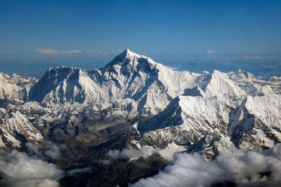 Đỉnh Everest ở Tây Tạng và Nepal không chỉ là nơi có độ cao lớn nhất Thế giới mà còn là một ngọn núi linh thiêng đặc biệt. Dưới chân Everest là Tu viện Rongbuk nổi một địa điểm hành hương quan trọng của người Sherpa, những người tin rằng ngọn núi chứa đầy linh lực. Nguồn: Papa Lima Whisky 2/Wikimedia Commons/CC BY-SA 2.0.