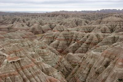 "Black hills" (Những ngọn đồi màu đen), tên gọi của ngọn núi phủ đầy rừng ở Nam Dakota gắn liền với truyền thuyết về sự xuất hiện của những dãy núi. Nhiều bộ lạc bản địa, bao gồm Lakota, Arapaho và Cheyenne, coi vùng đất này là linh thiêng. Nguồn: KimonBerlin/Wikimedia Commons/CC BY-SA 2.0.